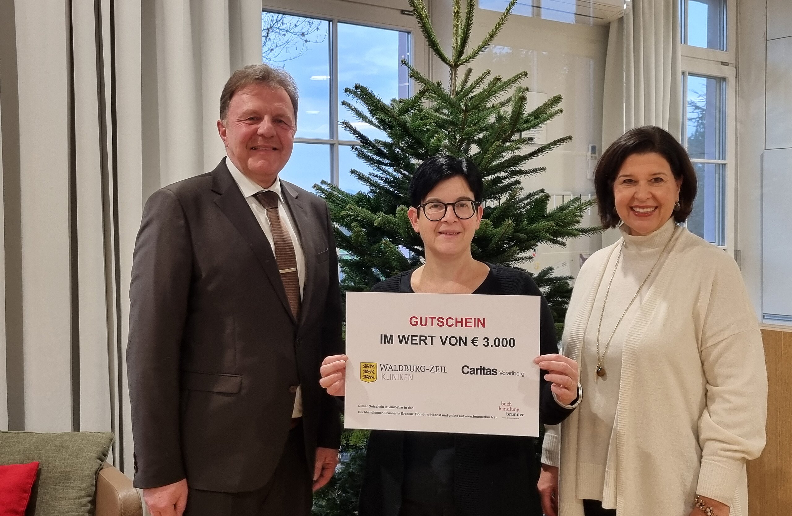 Klinikdirektor Herr Veile-Reiter zur Geschenkübergabe bei der Caritas Vorarlberg