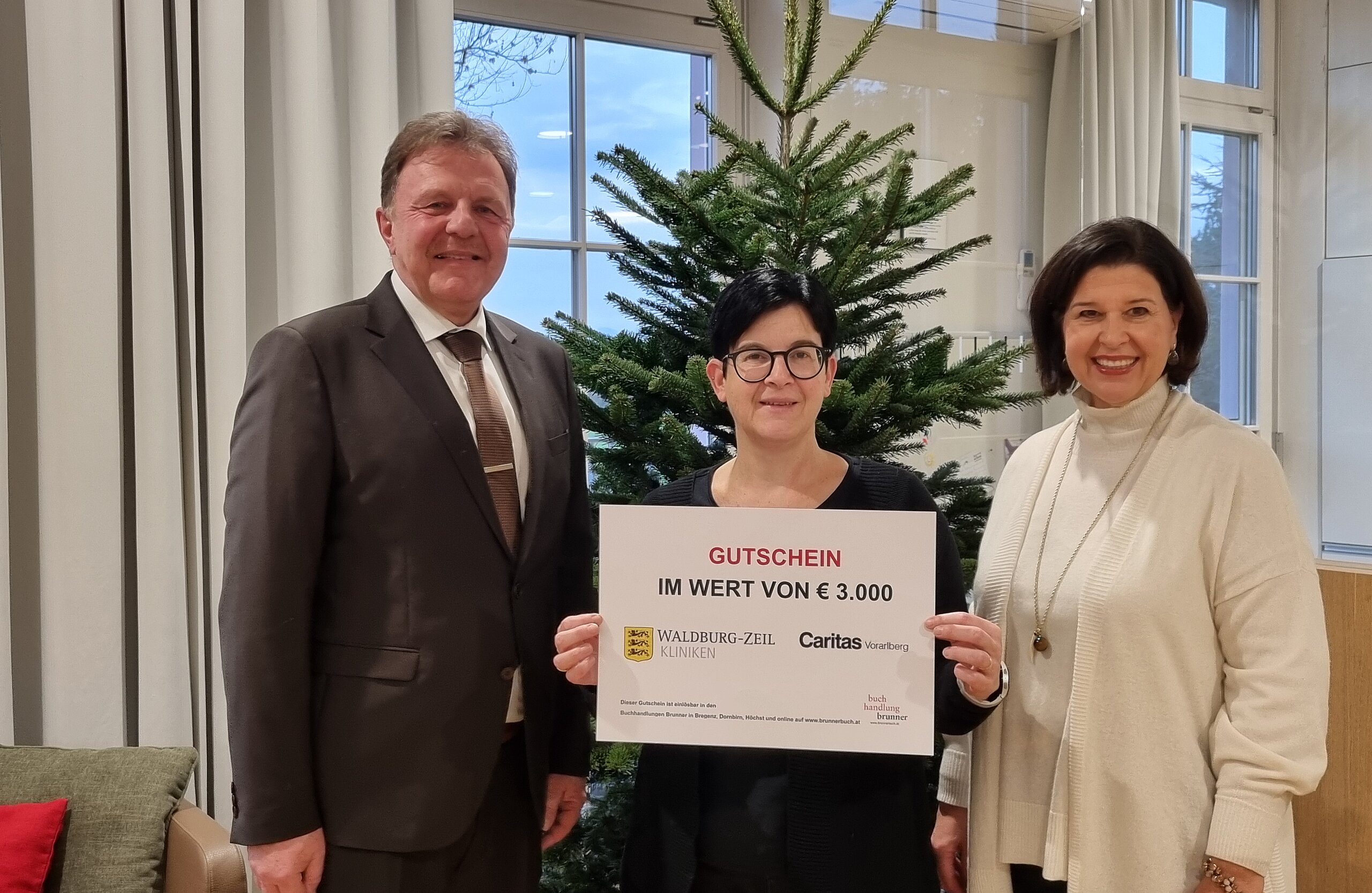 Klinikdirektor Herr Veile-Reiter zur Geschenkübergabe bei der Caritas Vorarlberg