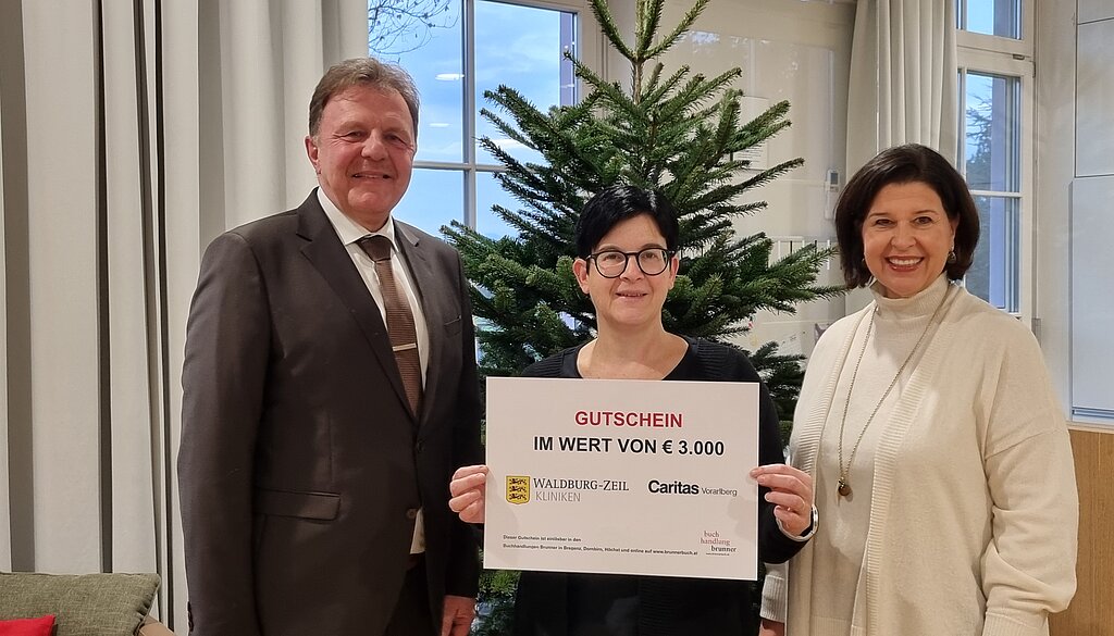 Klinikdirektor Herr Veile-Reiter zur Geschenkübergabe bei der Caritas Vorarlberg