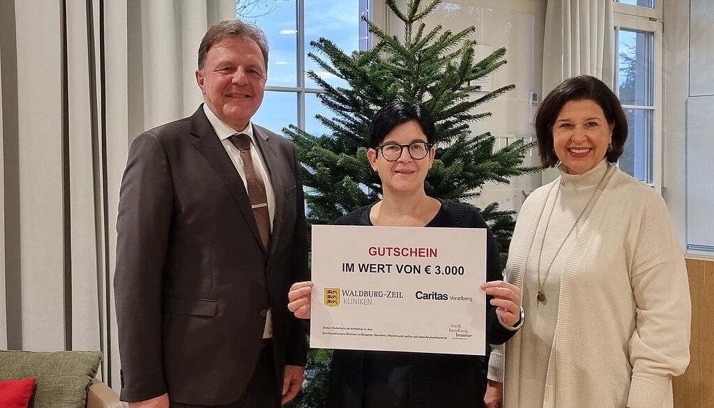 Klinikdirektor Herr Veile-Reiter zur Geschenkübergabe bei der Caritas Vorarlberg