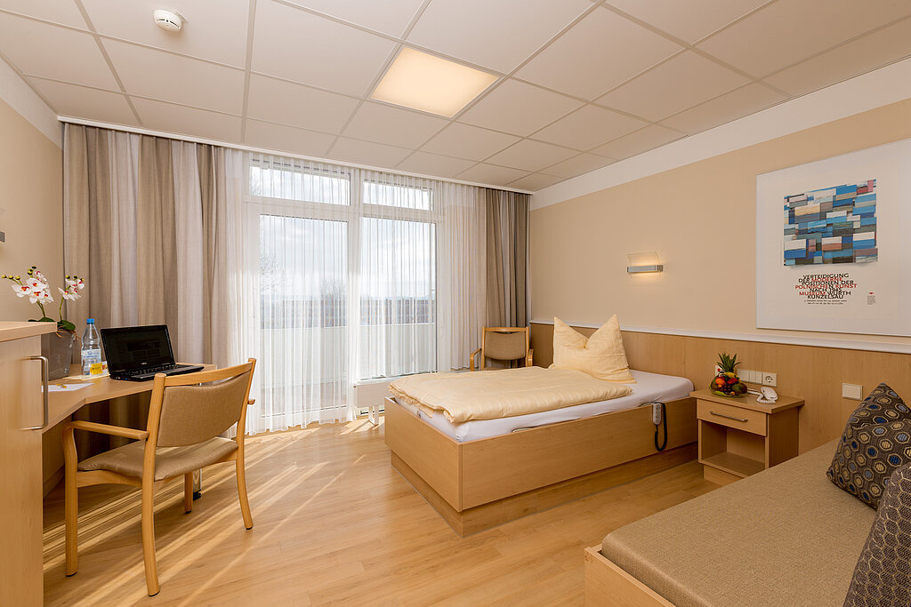 komfortzimmer mit blick zum fenster