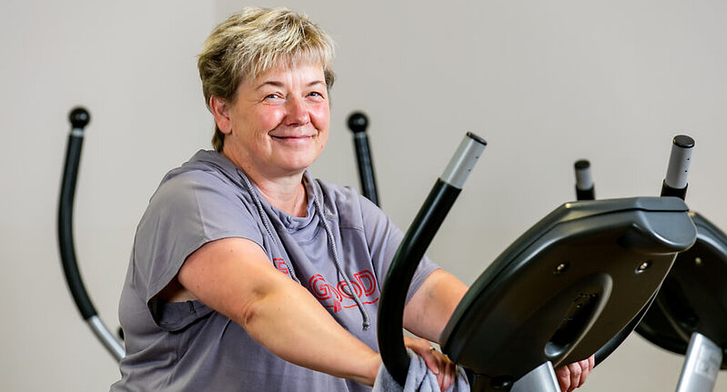 Ergometertraining Eine Frau trainiert auf dem Fahrradergometer indoor.