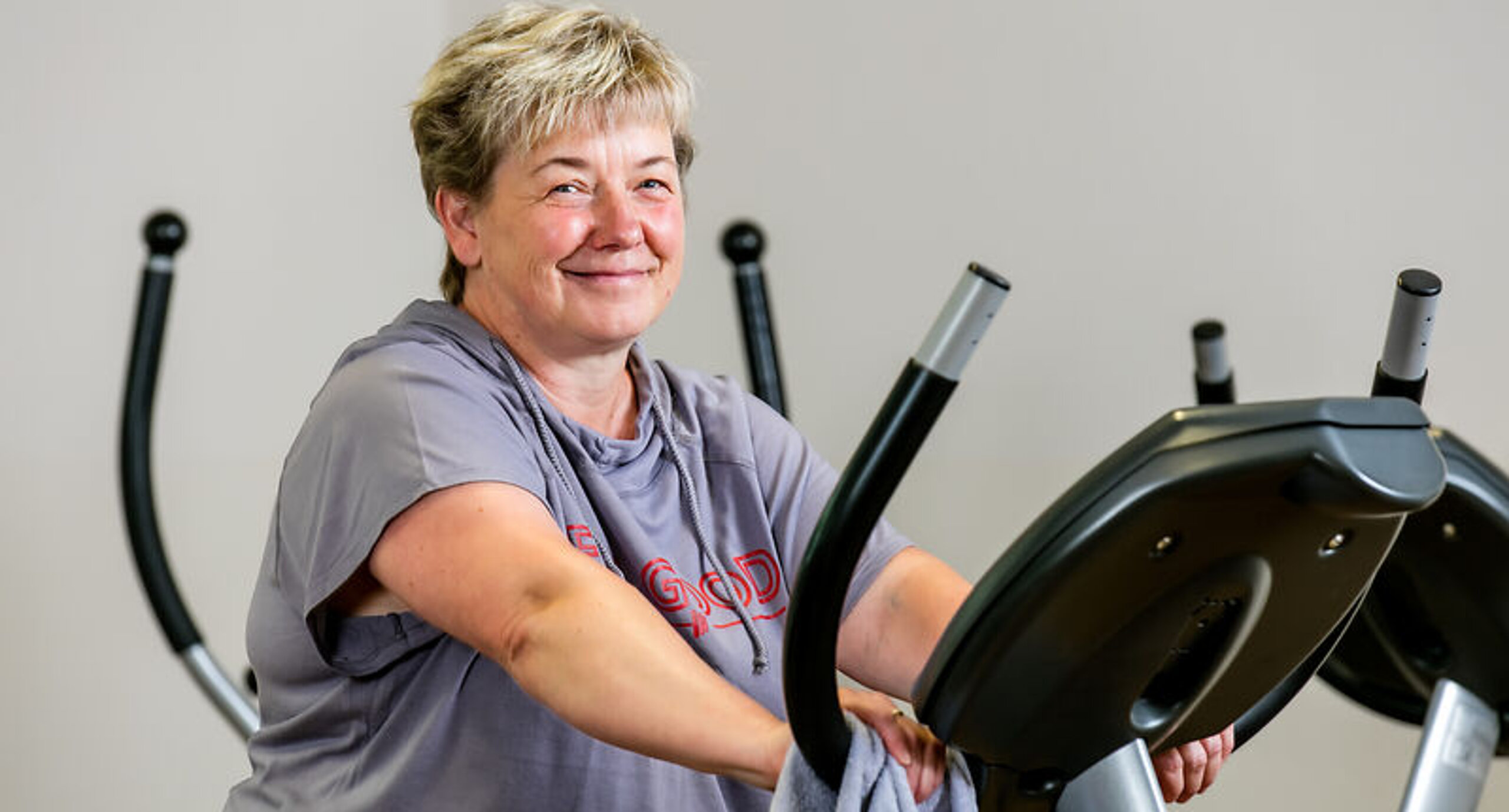 Ergometertraining Eine Frau trainiert auf dem Fahrradergometer indoor.