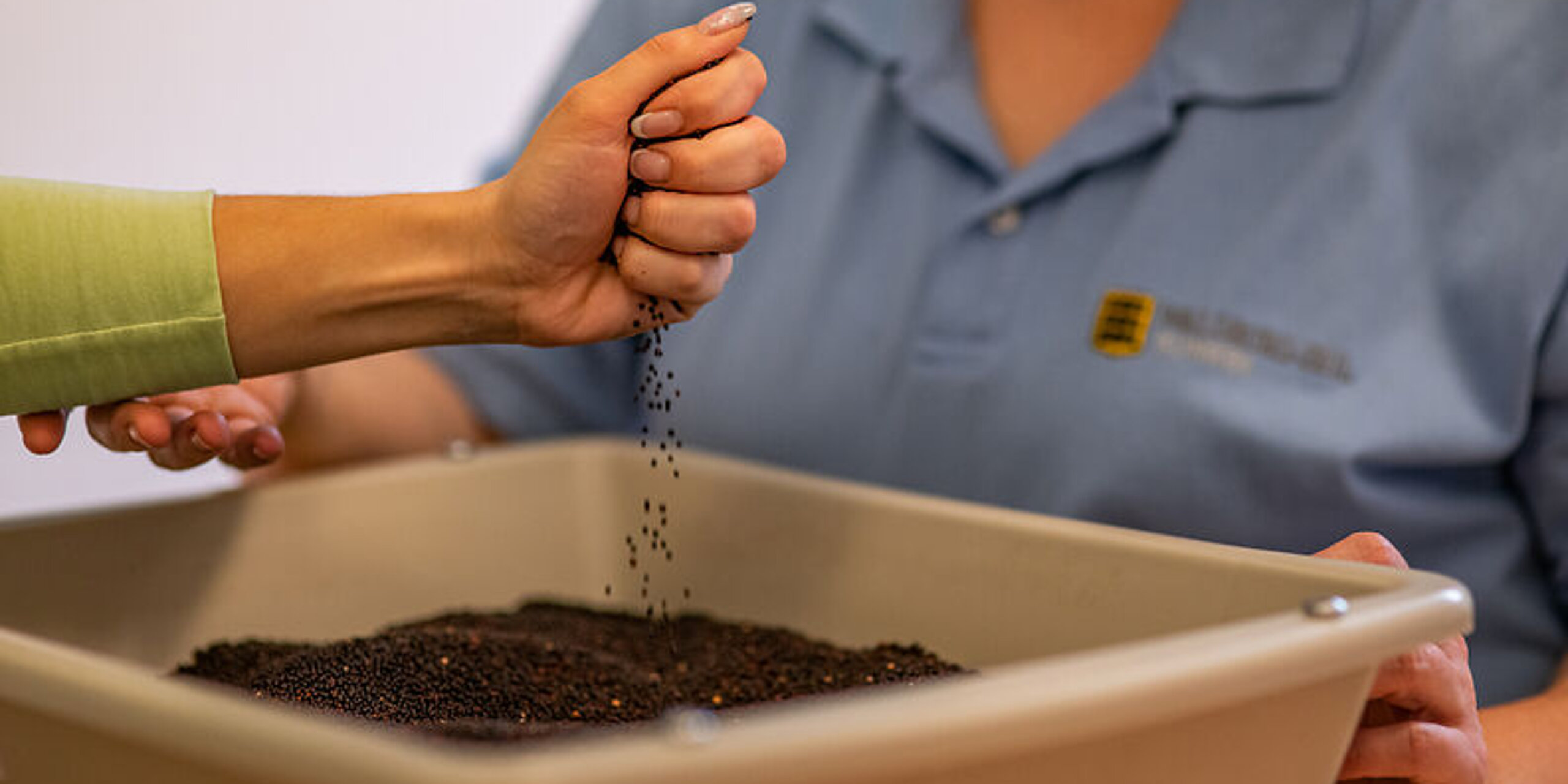 Eine Frau macht Handübungen im Linsenbad.