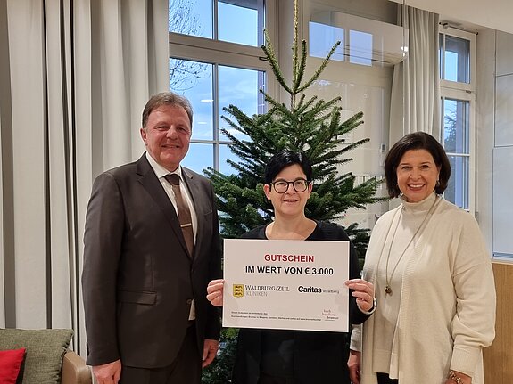 Klinikdirektor Herr Veile-Reiter zur Geschenkübergabe bei der Caritas Vorarlberg