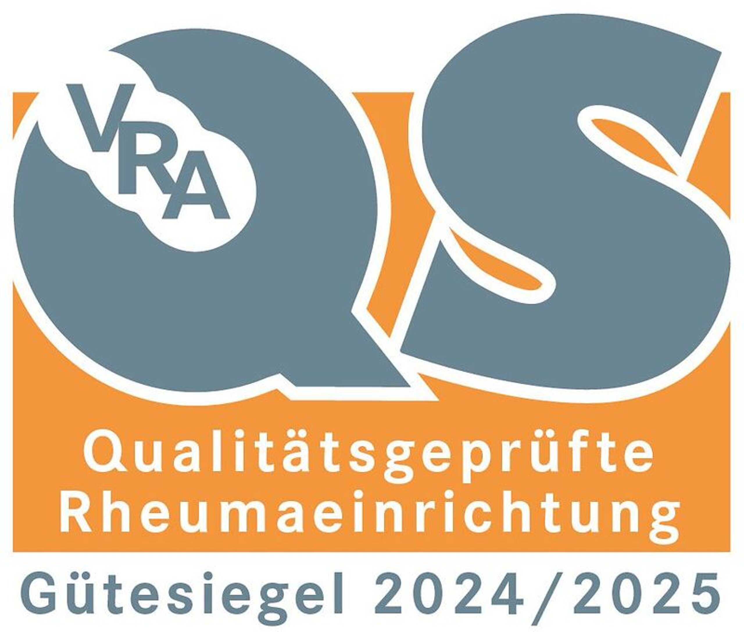 Auf Orangem Hintergrund das graue Logo von VRA - Qualitätsgeprüfte Rehaeinrichtung 2024/2025