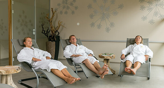 Salzlounge im BWZ Drei Patienten entspannen auf Liegestühlen in der Salzlounge des BWZ.
