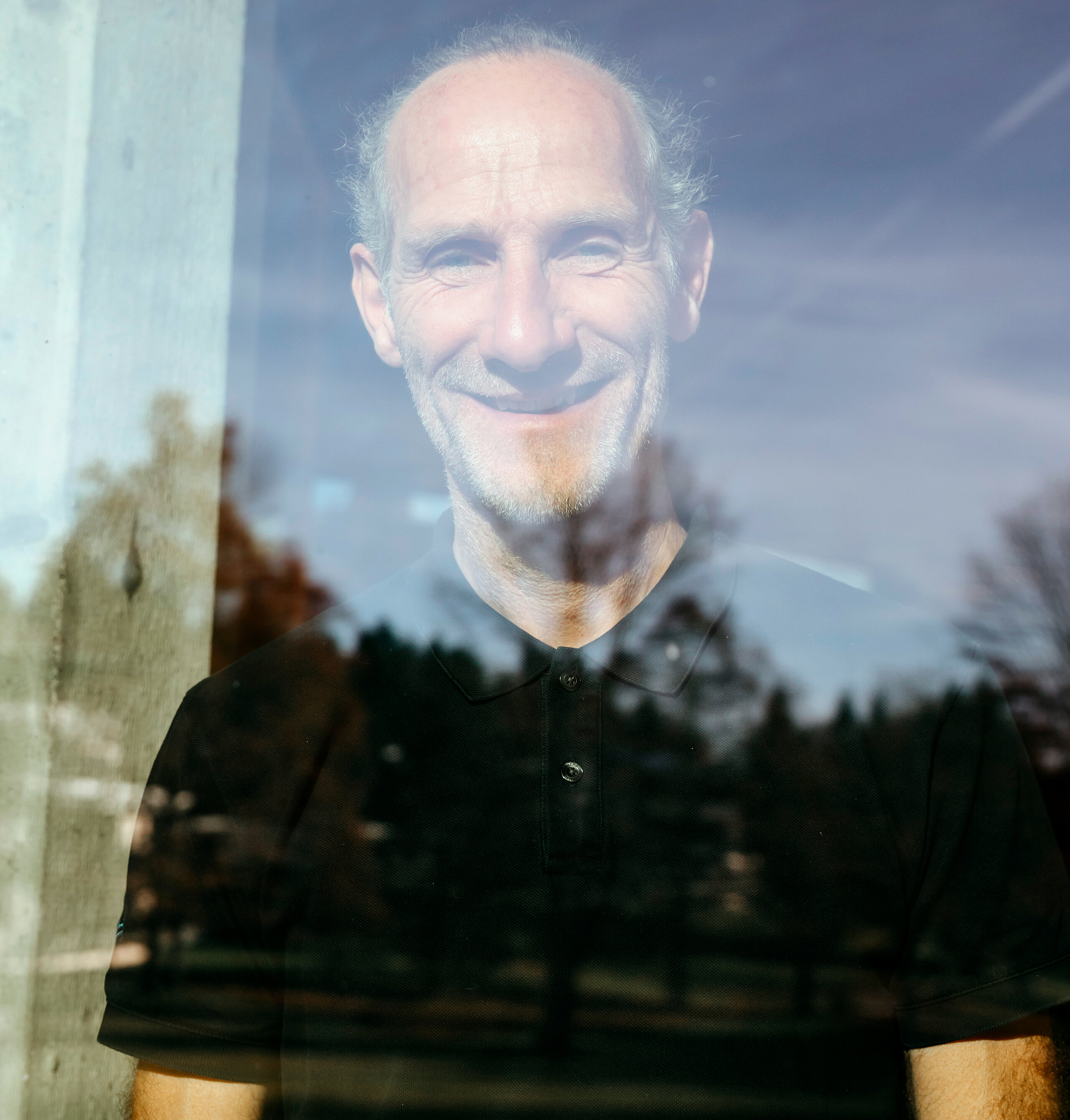 Frank Renner schaut aus dem Fenster.