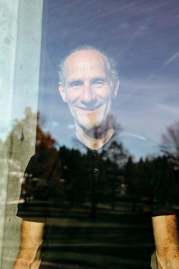 Frank Renner schaut aus dem Fenster.