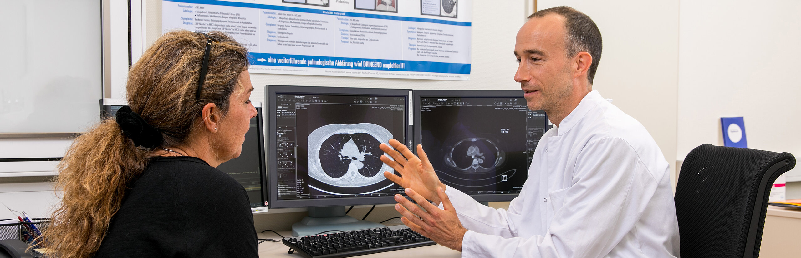 Chefarzt mit Patientin bei Befundbesprechung