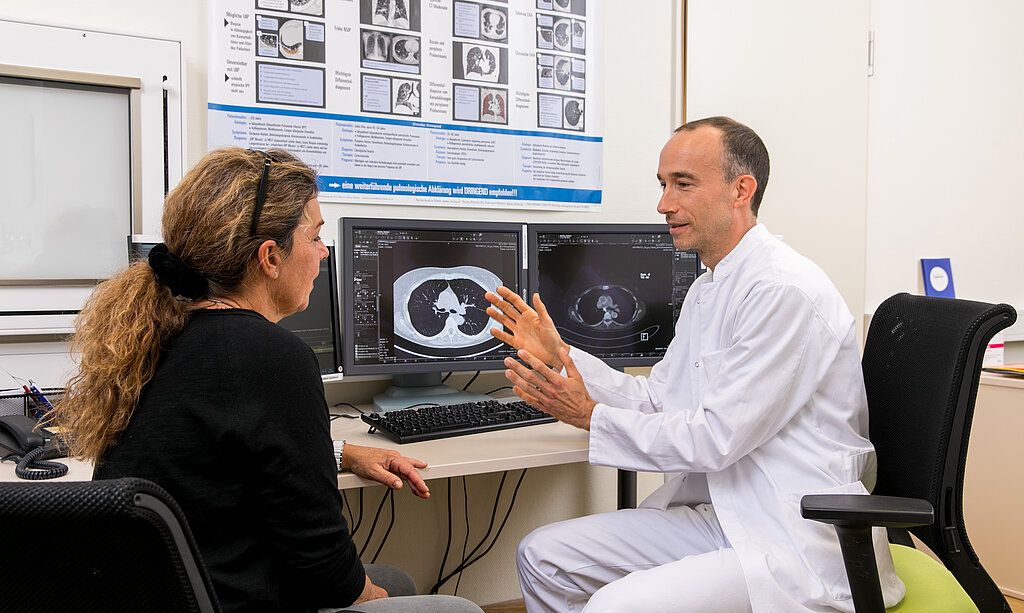 Chefarzt mit Patientin bei Befundbesprechung