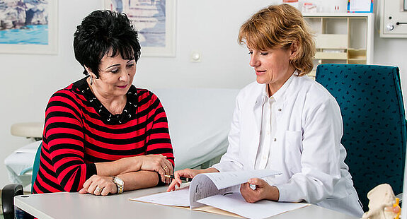 Eine Ärztin führt mit Patientin ein Untersuchungsgespräch durch