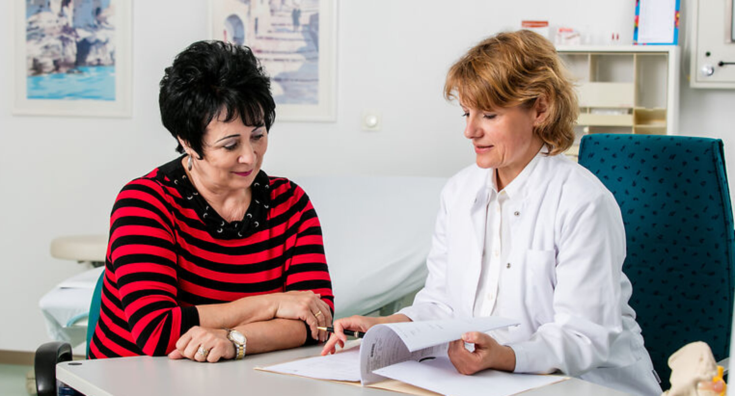 Eine Ärztin führt mit Patientin ein Untersuchungsgespräch durch