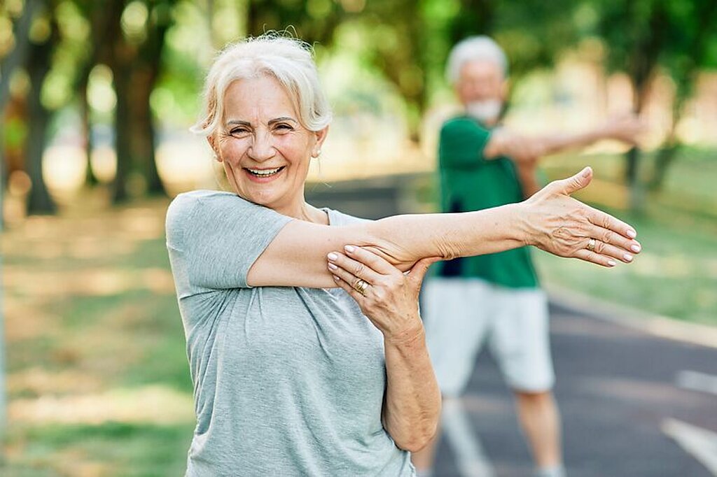 Gymnastik im Park Eine Patientin macht Gymnastikübungen im Park.