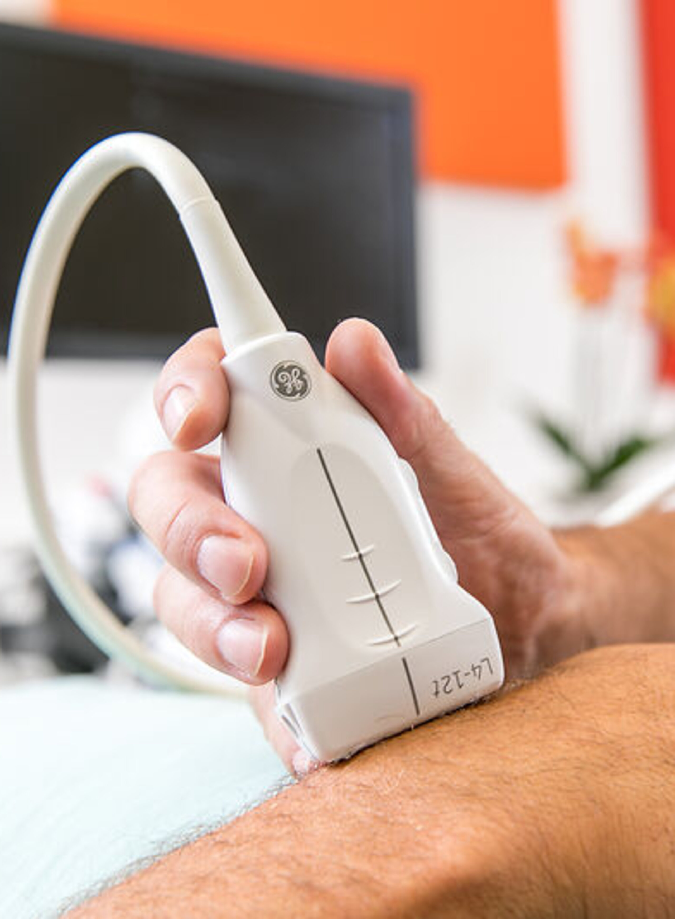 Ultraschall Hand Eine Hand wir mit einem Ultraschallgerät behandelt.