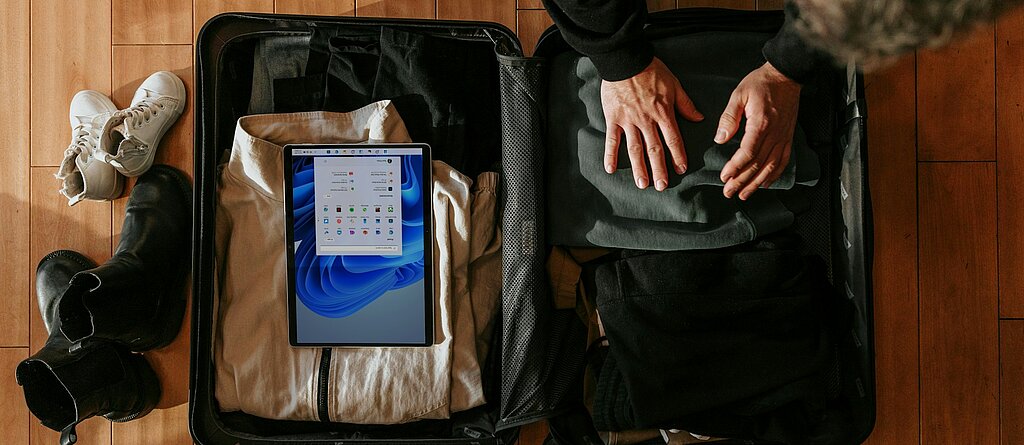 Eine Person packt einen Koffer.