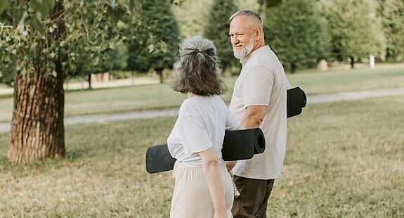 Patienten Outdoor Gymnastik Patienten Outdoor mit Gymnastikmatte