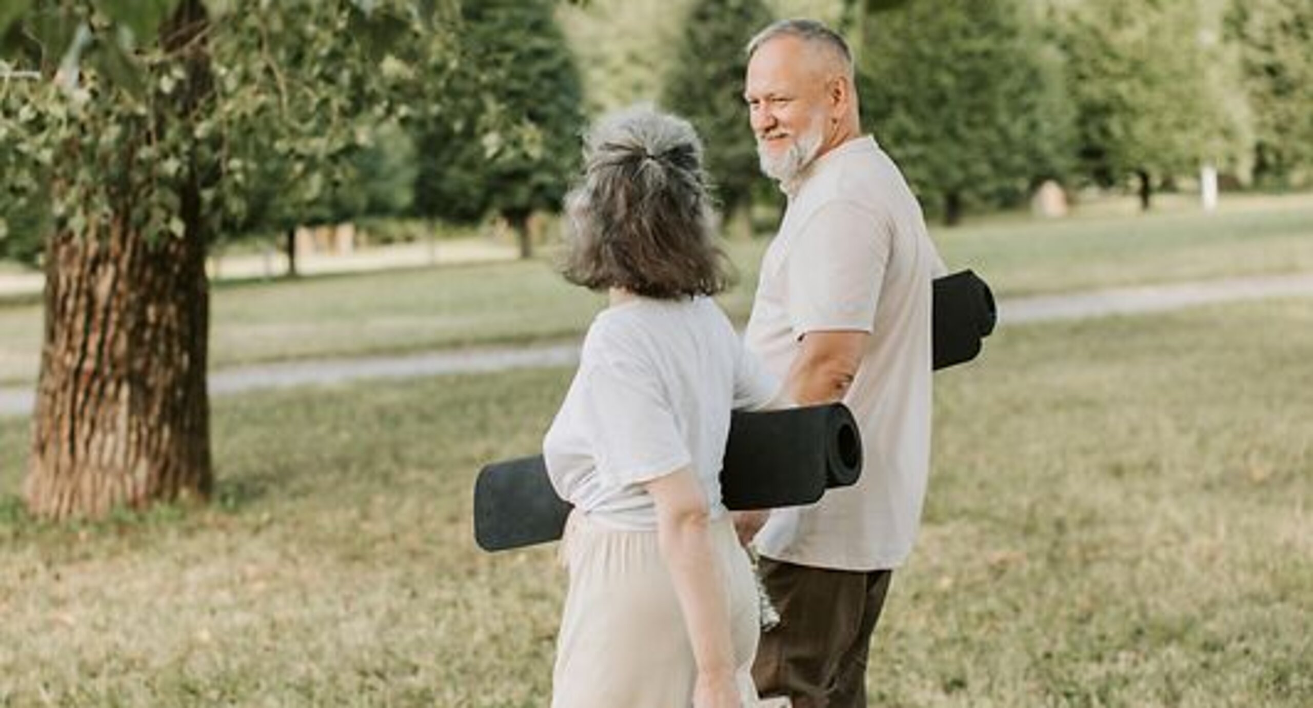 Patienten Outdoor Gymnastik Patienten Outdoor mit Gymnastikmatte