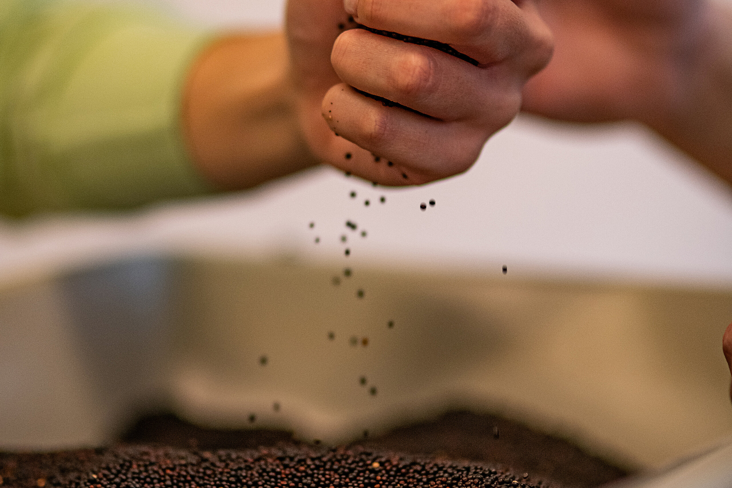 Eine Hand greift in eine ergonomische Sandbox.