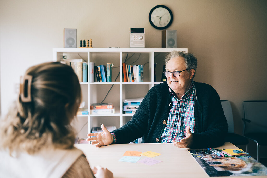 Psychologisches Gespräch Therapeut und Patientin