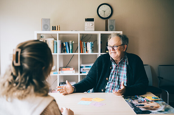 Psychologisches Gespräch Therapeut und Patientin
