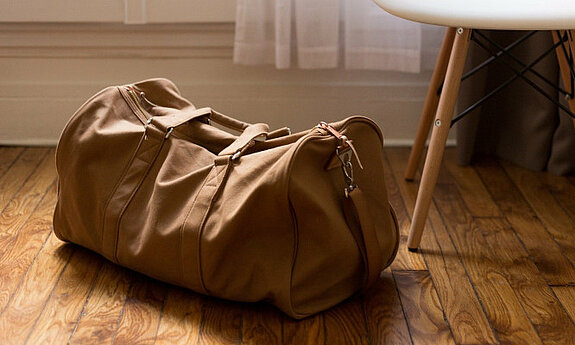 reisetasche im zimmer