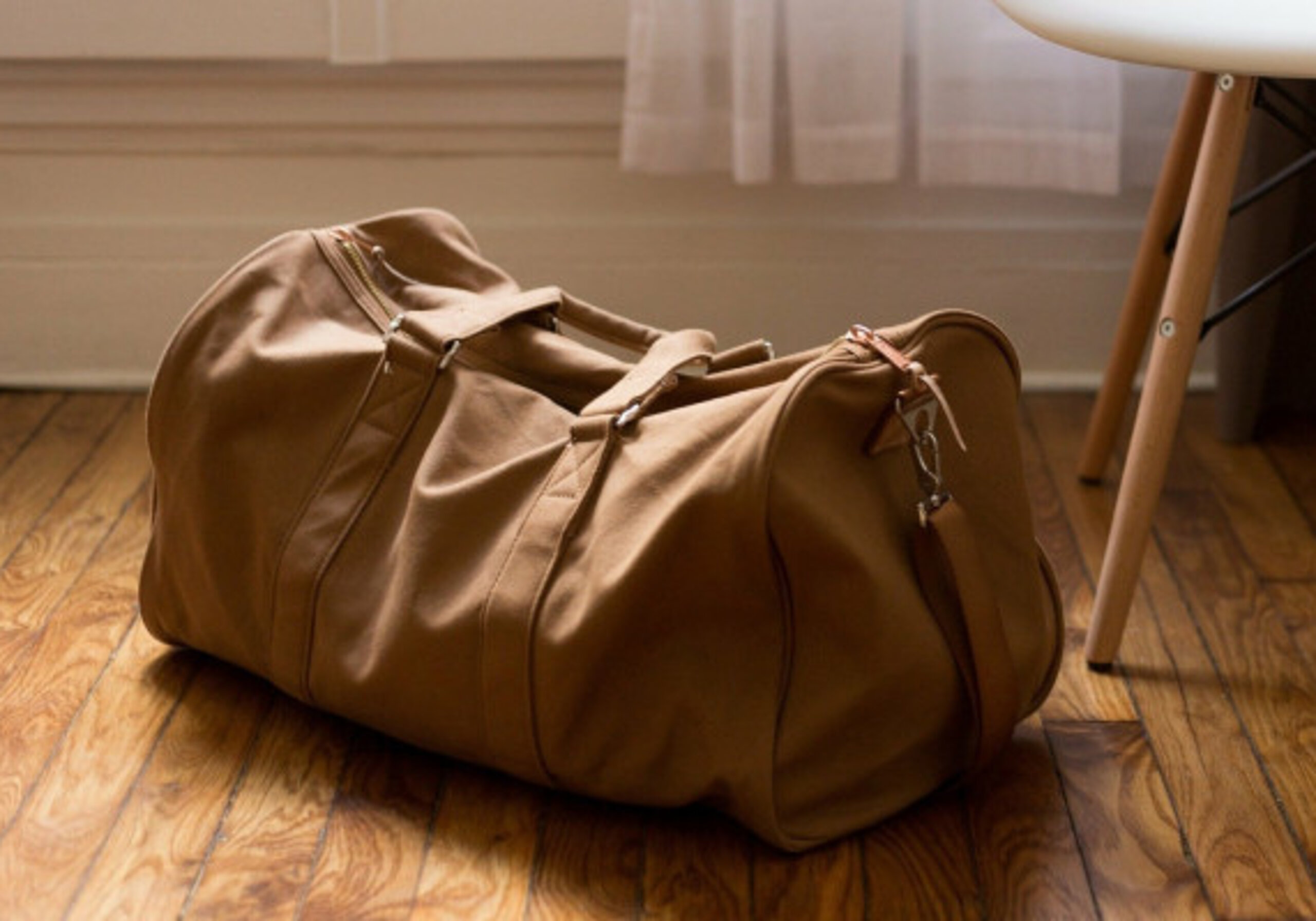 reisetasche im zimmer