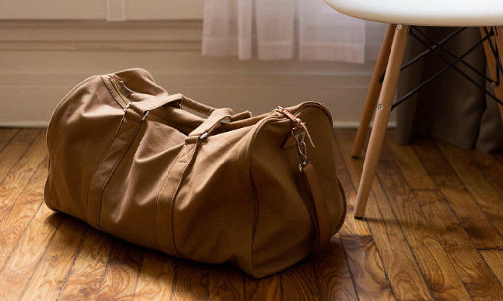 reisetasche im zimmer