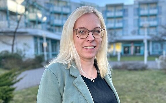 Kaufmännische Klinikleiterin Die Kaufmännische Klinikleiterin Michaela Seils steht vor der Rehabilitationsklinik Bad Salzelmen.