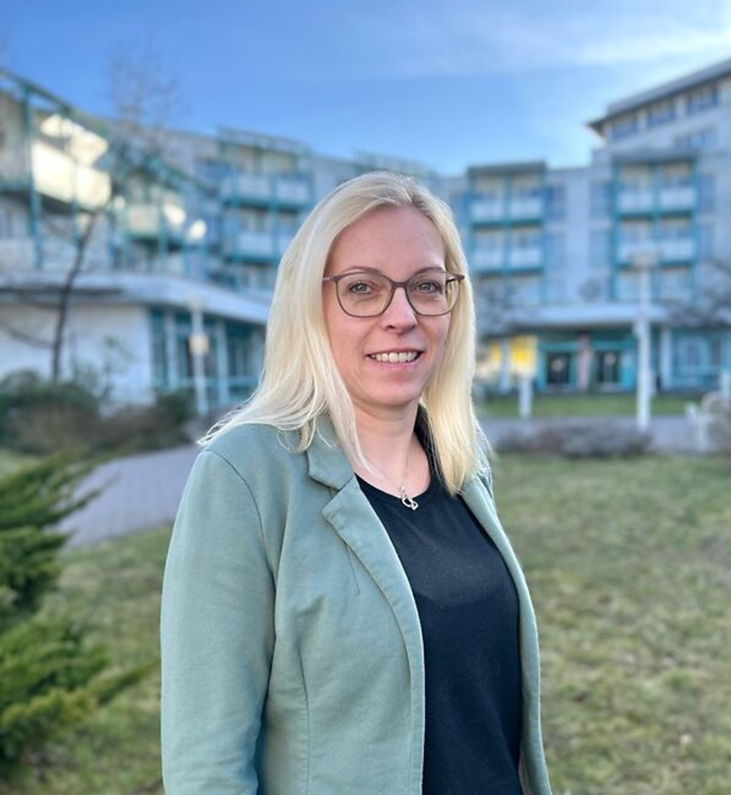 Kaufmännische Klinikleiterin Die Kaufmännische Klinikleiterin Michaela Seils steht vor der Rehabilitationsklinik Bad Salzelmen.
