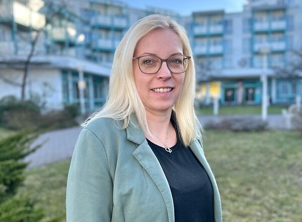 Die Kaufmännische Klinikleiterin Michaela Seils steht vor der Rehabilitationsklinik Bad Salzelmen.