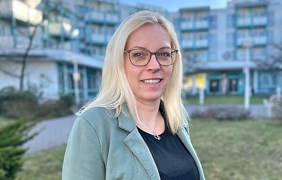 Die Kaufmännische Klinikleiterin Michaela Seils steht vor der Rehabilitationsklinik Bad Salzelmen.