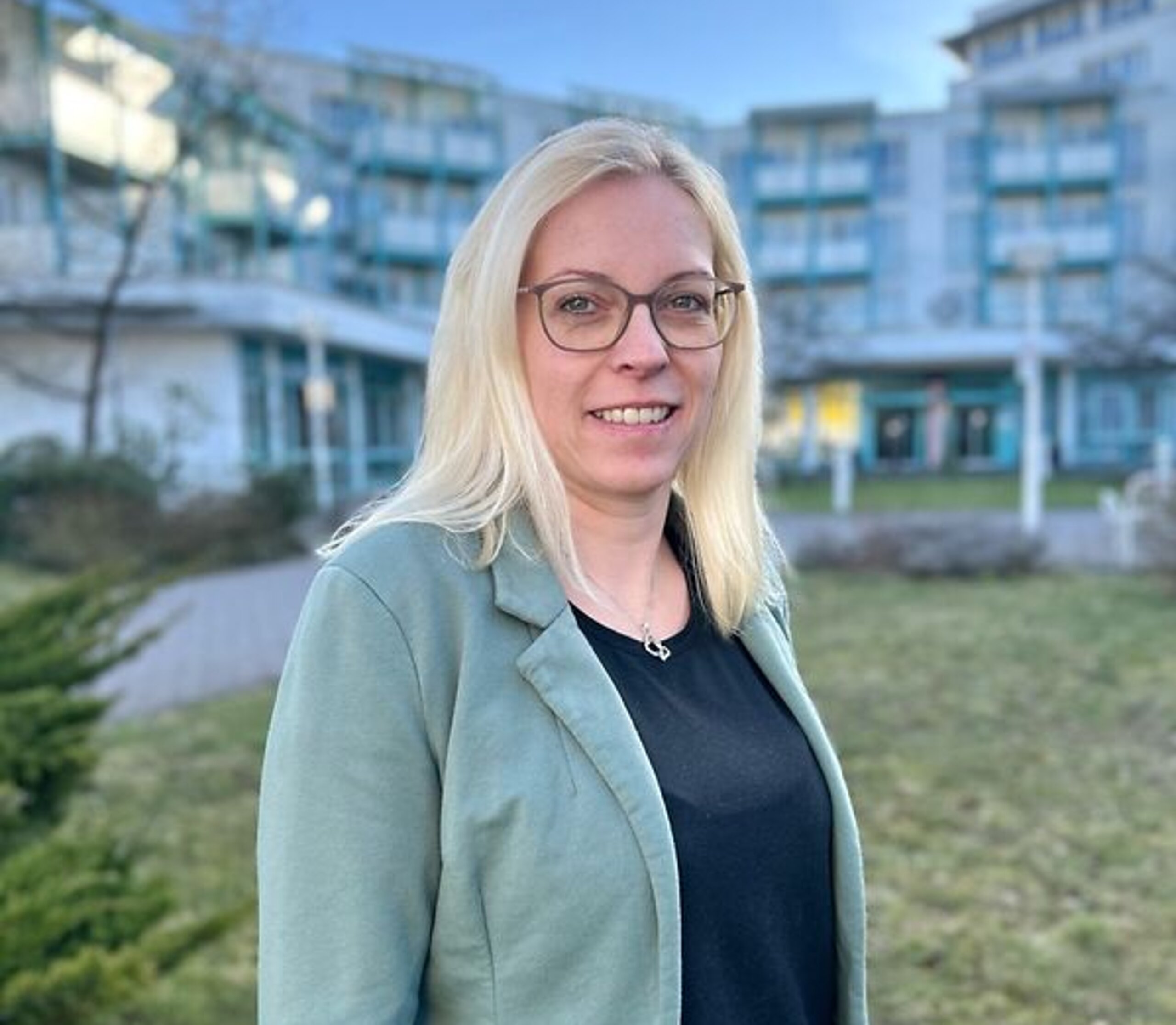 Die Kaufmännische Klinikleiterin Michaela Seils steht vor der Rehabilitationsklinik Bad Salzelmen.