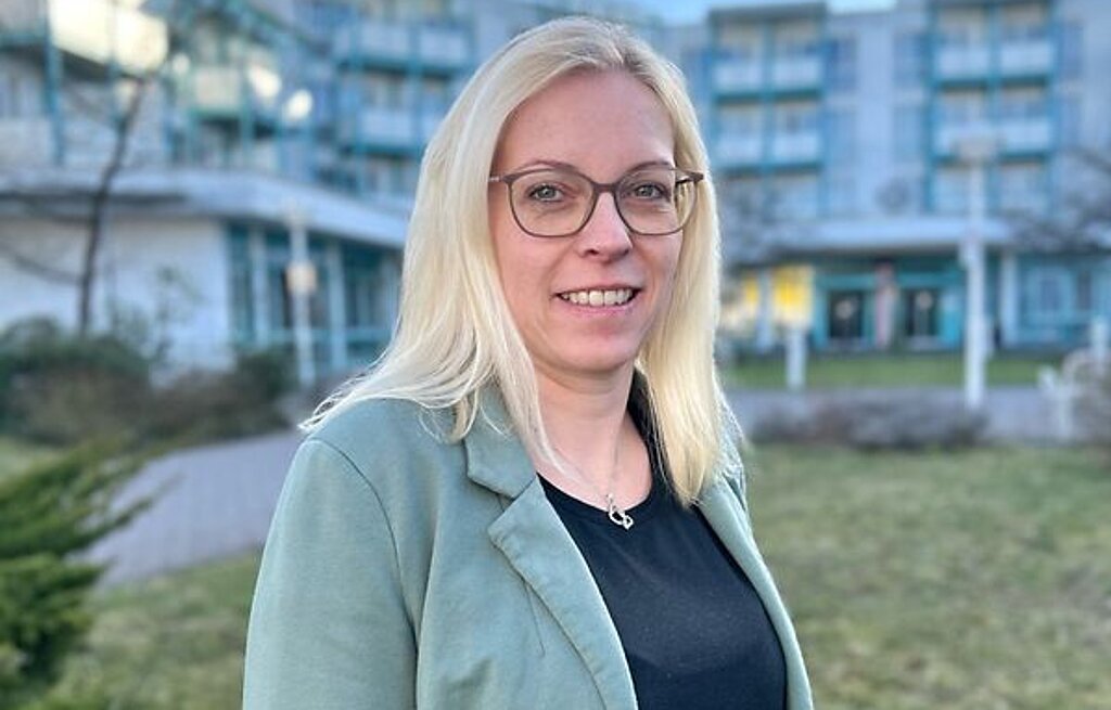 Kaufmännische Klinikleiterin Die Kaufmännische Klinikleiterin Michaela Seils steht vor der Rehabilitationsklinik Bad Salzelmen.