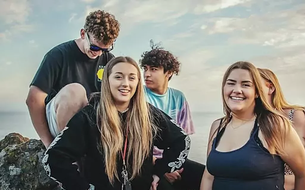 Azubis Fünf junge Menschen in der Gruppe.