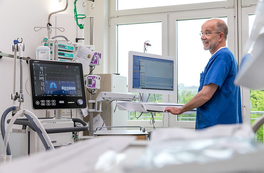 Dr. Sorms steht vor Monitoren auf der Intensivstation.