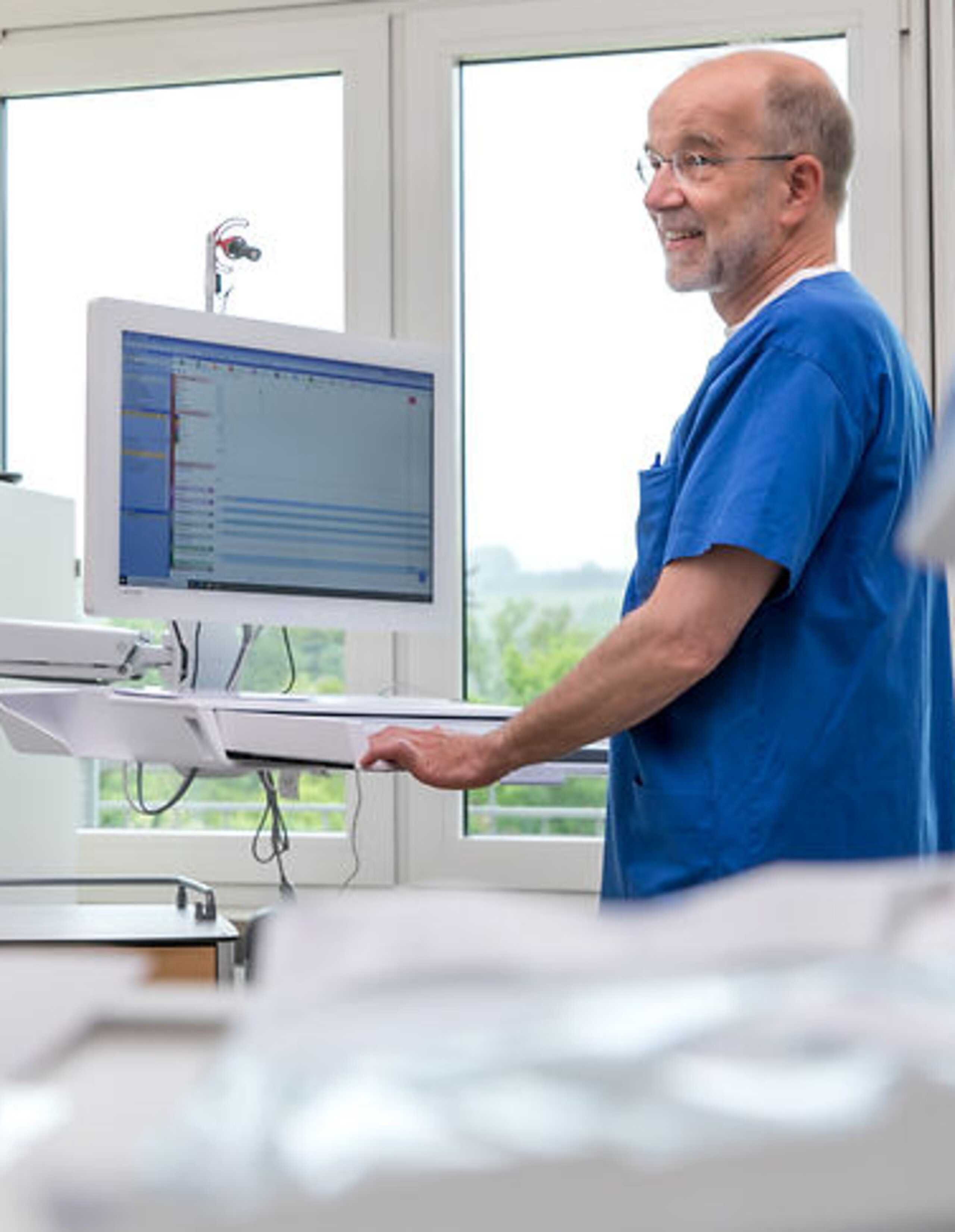 Dr. Sorms steht vor Monitoren auf der Intensivstation.