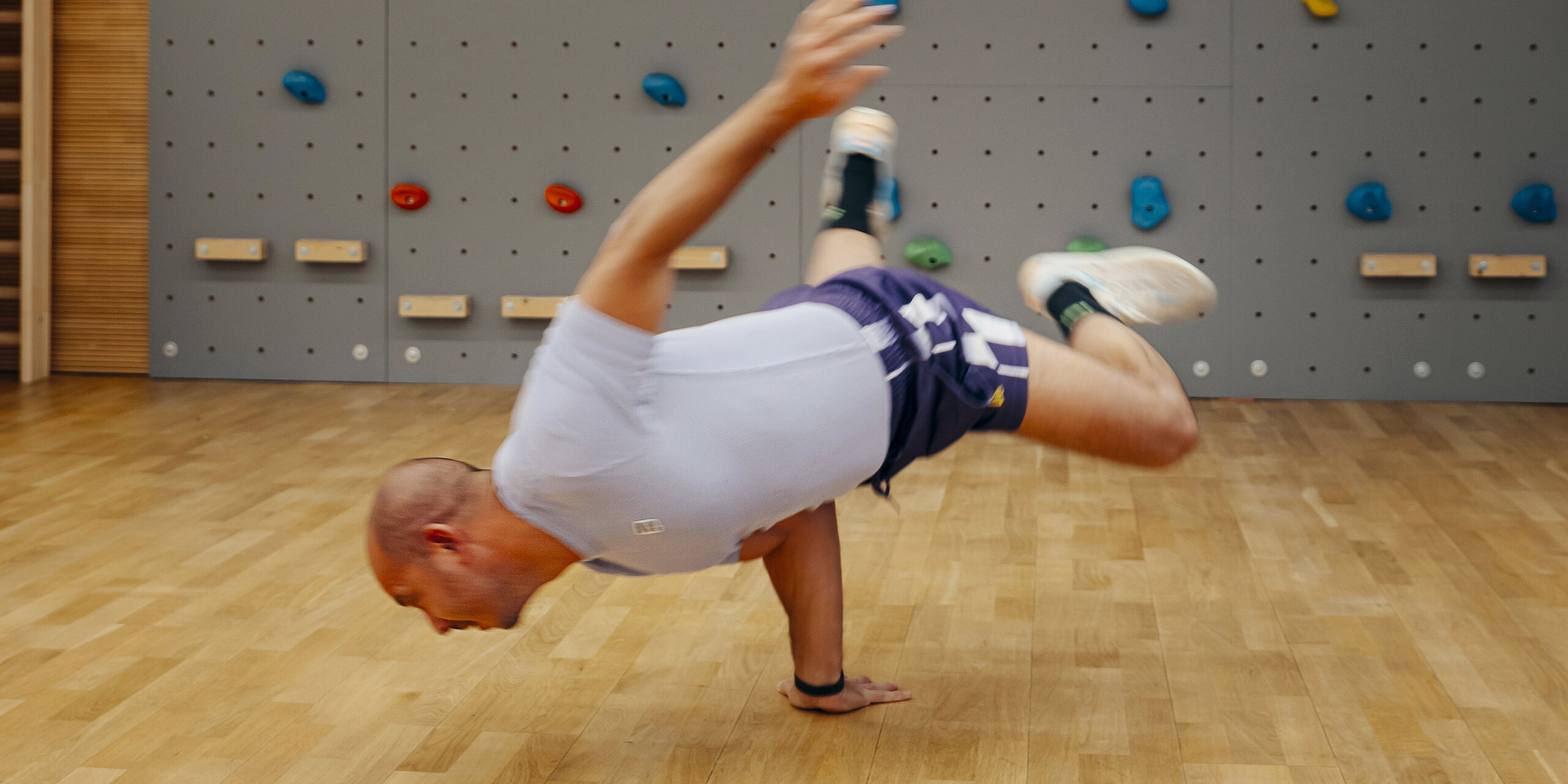 Ljubomir Karakochev macht Breakedance.