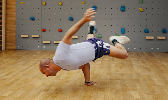 Ljubomir Karakochev macht Breakedance.