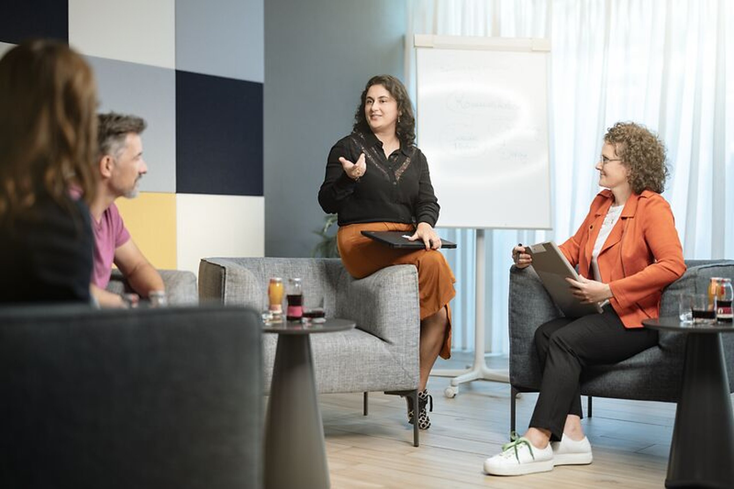 Glaubwürdigkeit Jemand erklärt etwas einer Gruppe.