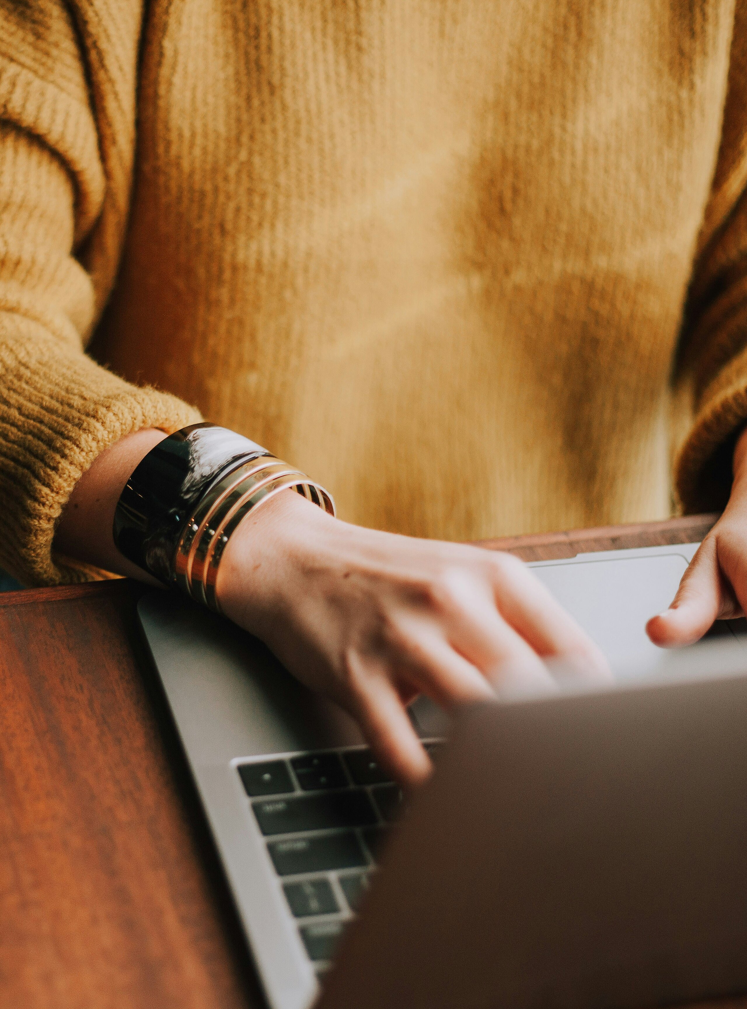 Person tippt etwas auf dem Laptop.