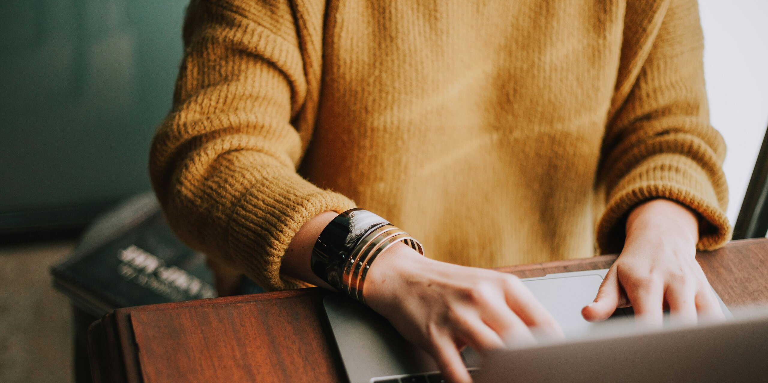 Person tippt etwas auf dem Laptop.