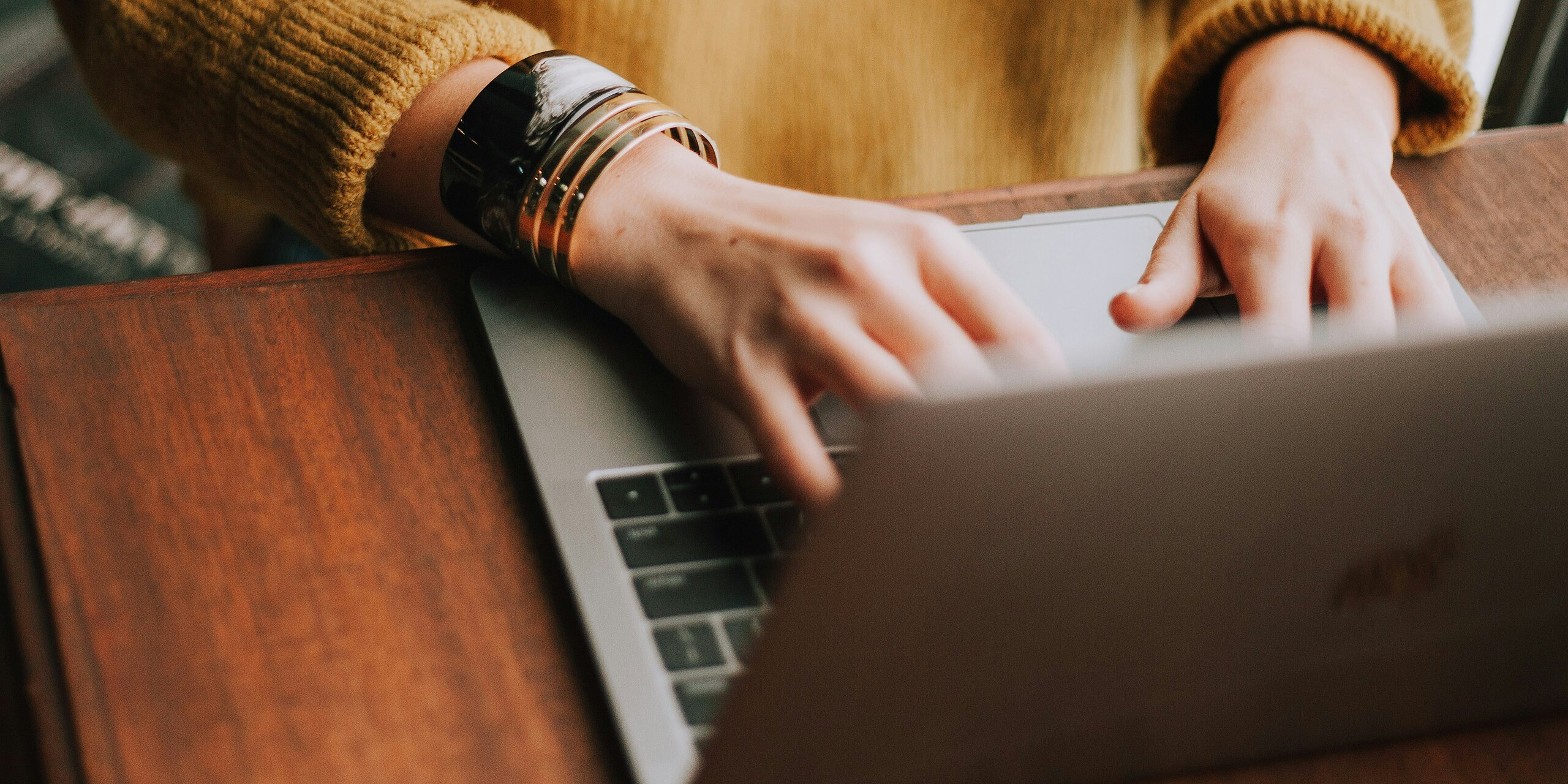 Person tippt etwas auf dem Laptop.