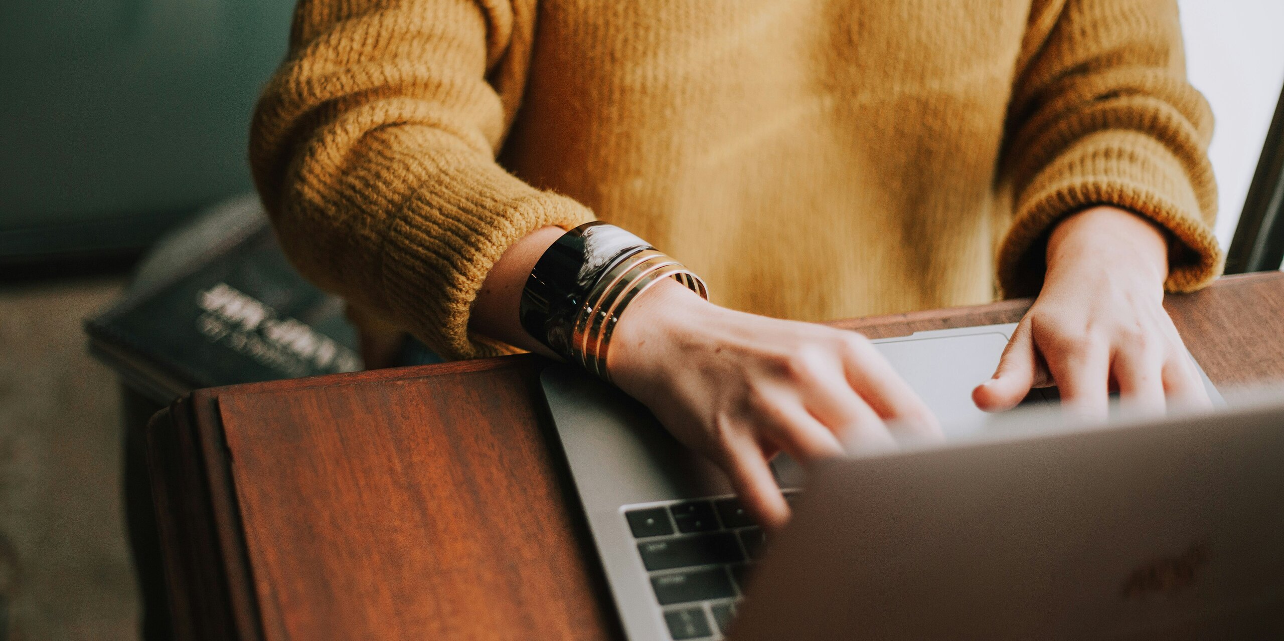 Person tippt etwas auf dem Laptop.