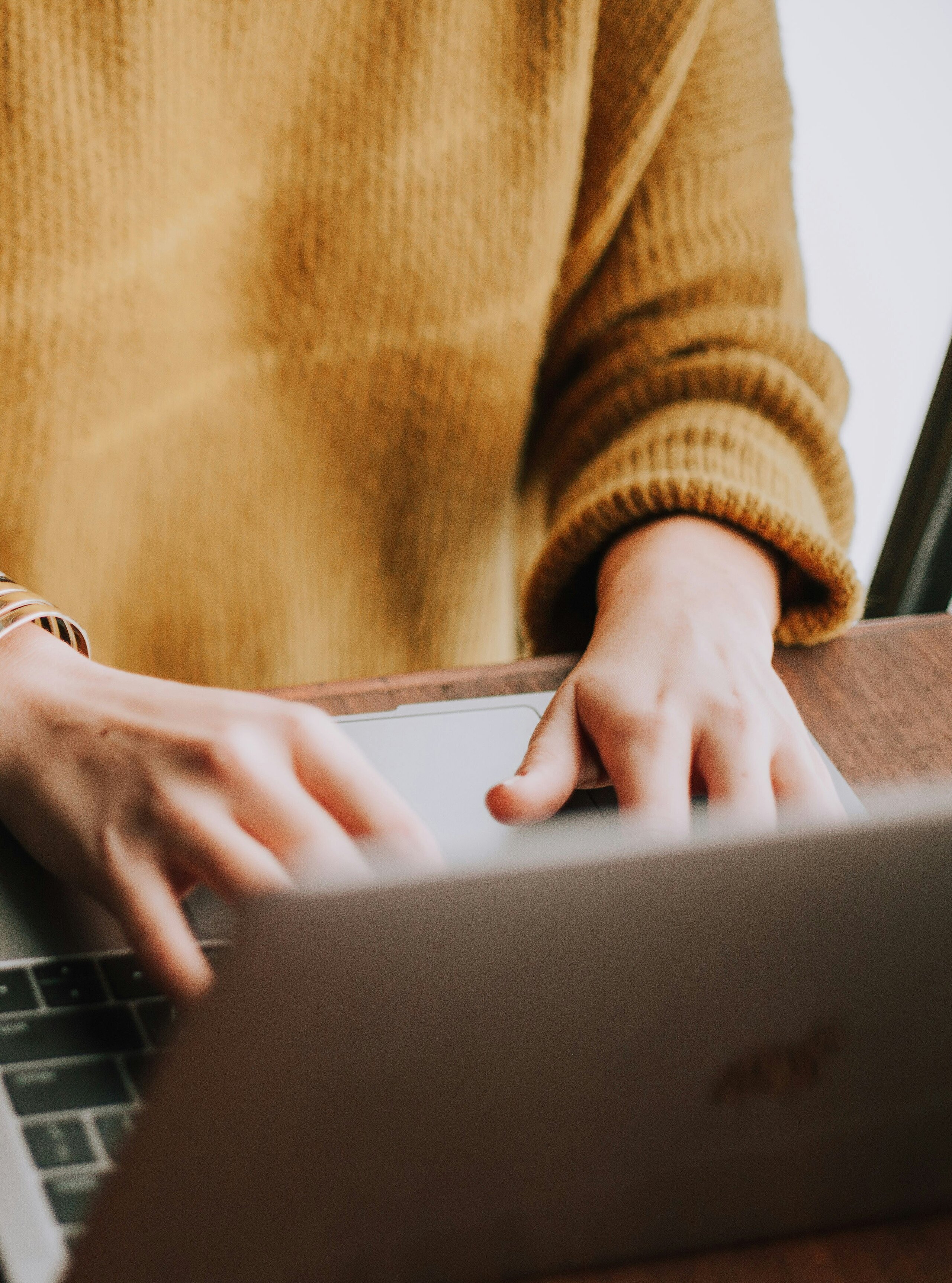 Person tippt etwas auf dem Laptop.