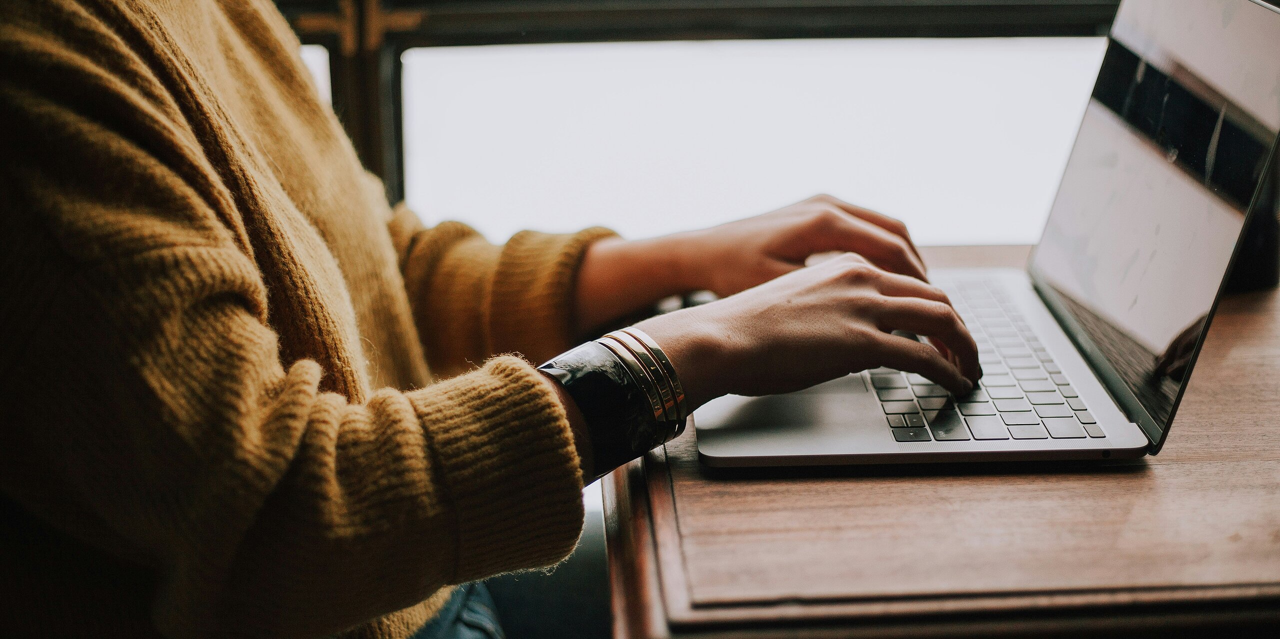 Person tippt etwas auf dem Laptop.
