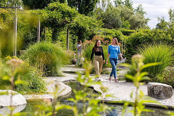 kurpark mit spaziergängern