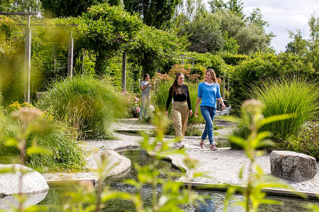 kurpark mit spaziergängern