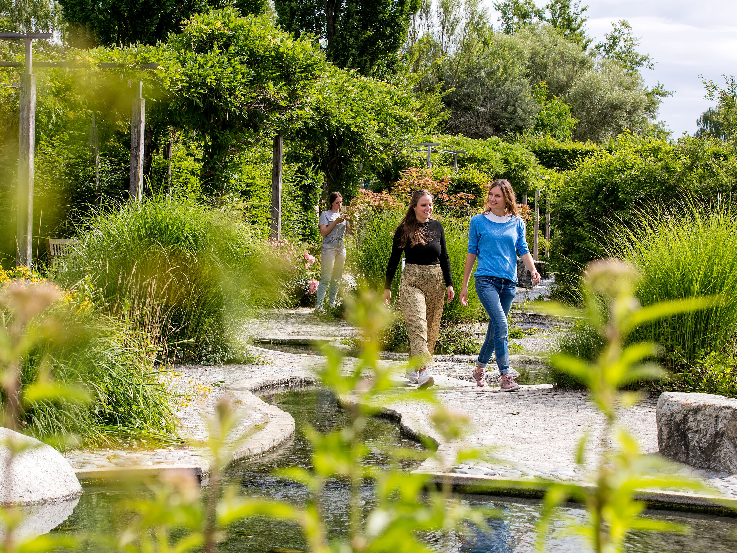 kurpark mit spaziergängern