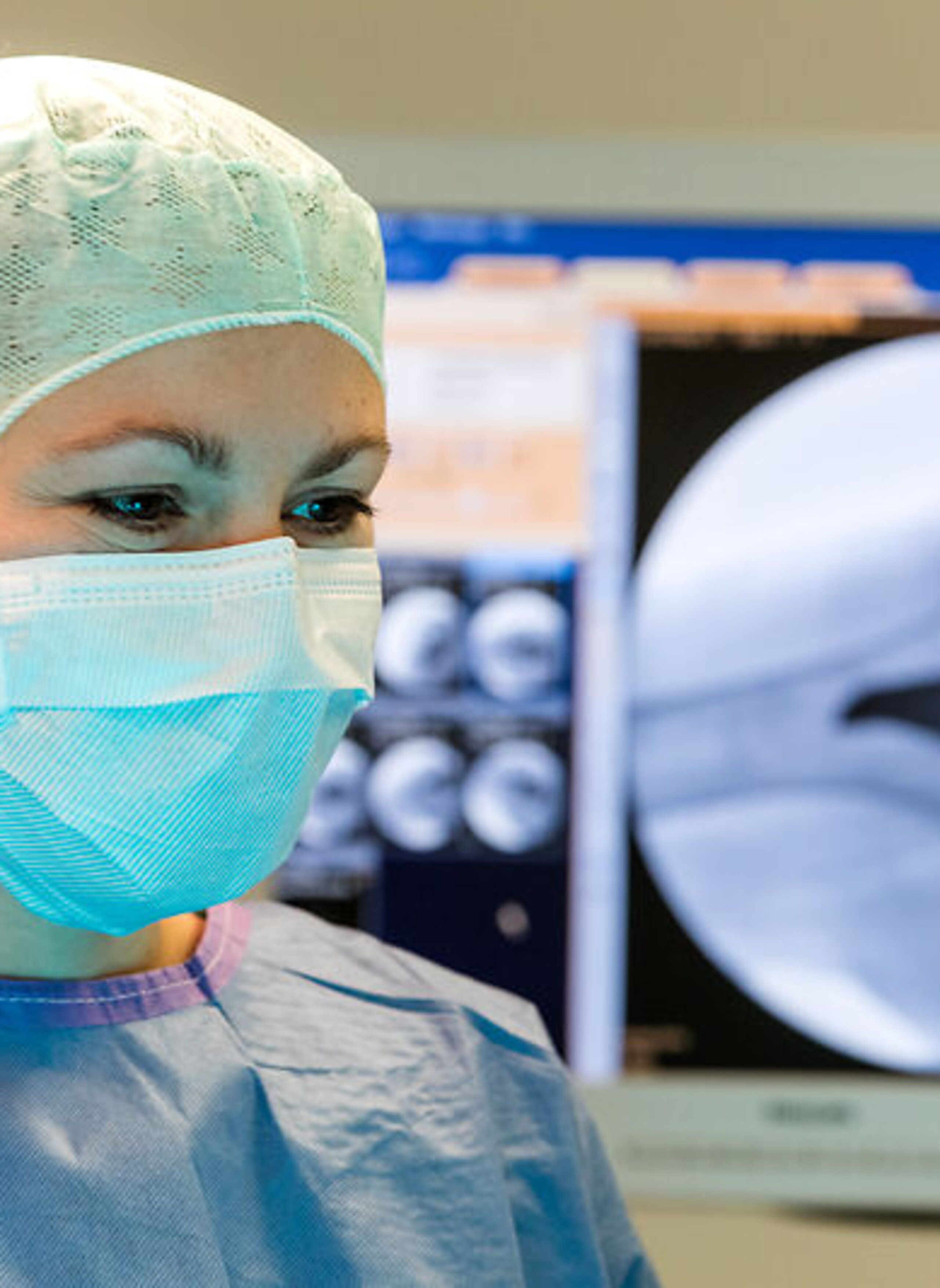 Eine OP Schwester steht im OP.